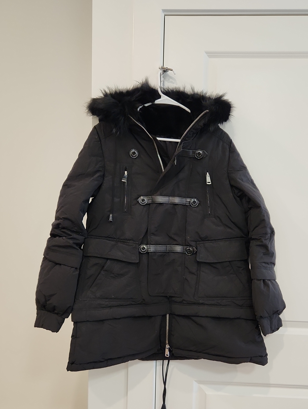 NWOT DSquared Women's Black Hooded down Puffer with real raccoon Fur Trim